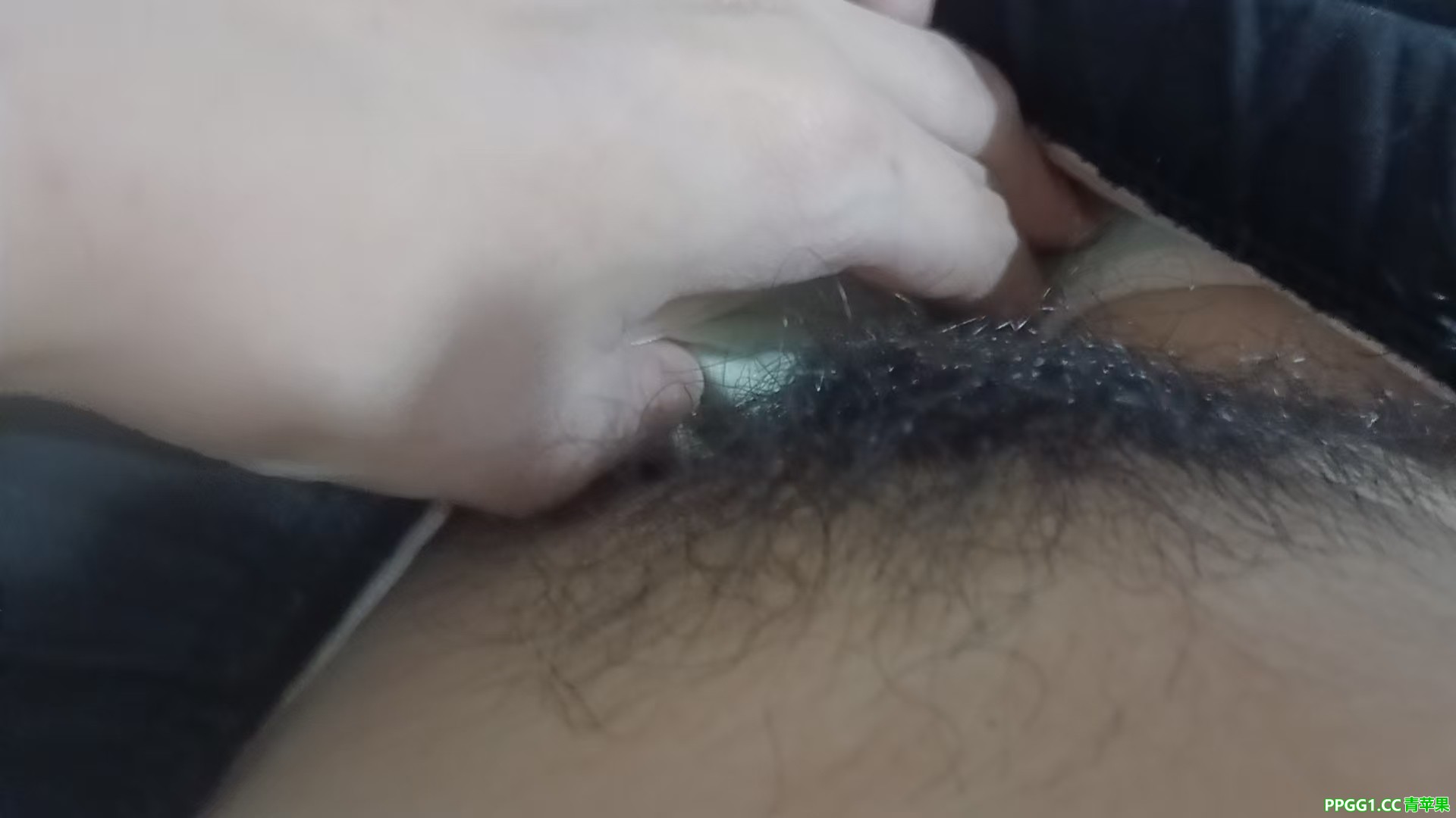 趁同事不注意偷偷拍了一下骚逼毛给大家看